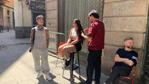 Apagada 2 Una sessió de perruqueria improvisada en ple carrer per la falta de llum.