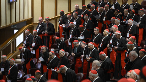 cardenalesvaticano Un grupo de cardenales reunido para la quinta congregación general este pasado lunes.