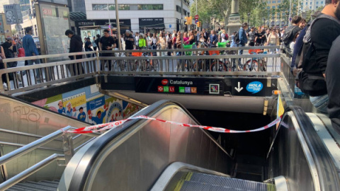 6810af6a11a46 El metro cerró el acceso a las paradas al quedar totalmente inutilizado.