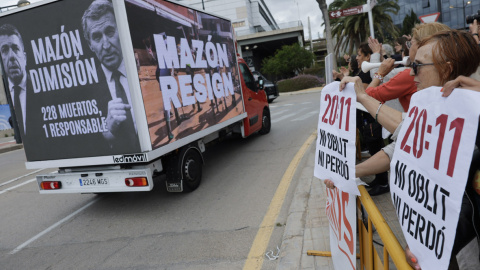 mazondimision Afectados por la DANA se manifiestan a las puertas del recinto donde se celebra el congreso del Partido Popular Europeo (PPE) en València, este martes.