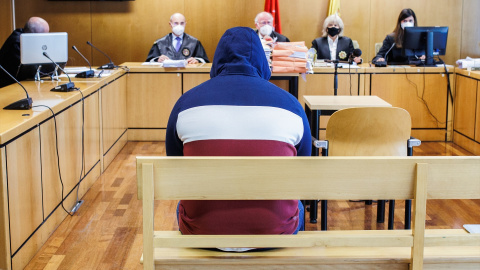 (Foto de ARCHIVO)Un presunto pederasta declarando en un juicio.