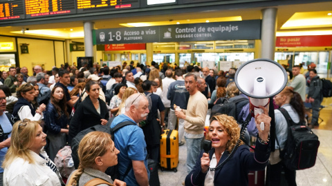 EuropaPress_6685022_numerosas_personas_esperan_estacion_trenes_maria_zambrano_dia_despues Numerosas personas esperan en la estación de trenes de María Zambrano el día después del apagón generalizado, a 29 de abril de 2025, en Málaga.