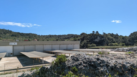 Fotografia feta el 27 d'abril de la muntanya de residus que acumula l'empresa Iberboard a les seves instal·lacions d'Alcover