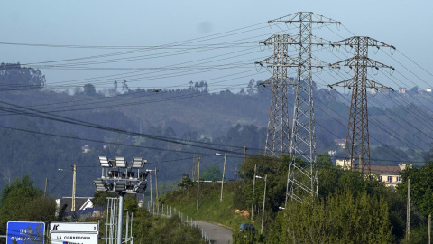 Imagen de las torretas de luz cerca de una subestación eléctrica en Oviedo durante el apagón masivo del 28 de abril de 2025. Imagen de las torretas de luz cerca de una subestación eléctrica en Oviedo durante el apagón masivo del 28 de abril de 2025.