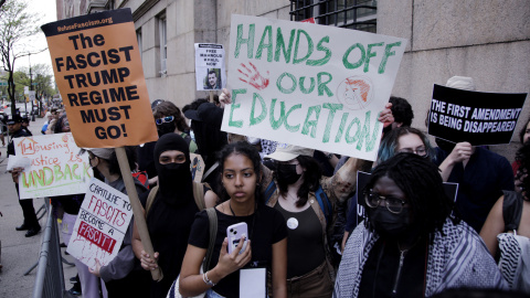 Manifestantes marchan contra las políticas de Trump para exigir "libertad, solidaridad y responsabilidad" de sus universidades. Manifestantes marchan contra las políticas de Trump para exigir "libertad, solidaridad y responsabilidad" de sus universidades.
