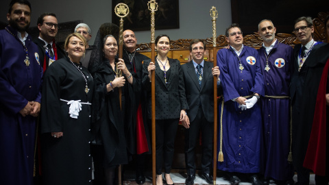La presidenta de la Comunidad de Madrid, Isabel Díaz Ayuso y el alcalde de Madrid José Luis Matínez Almeida, antes de la procesión de Jesús Nazareno de Medinaceli durante el Viernes Santo. La presidenta de la Comunidad de Madrid, Isabel Díaz Ayuso y el alcalde de Madrid José Luis Matínez Almeida, antes de la procesión de Jesús Nazareno de Medinaceli durante el Viernes Santo.