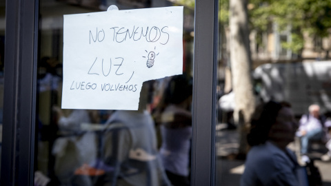 Imagen de un comercio durante el apagón eléctrico de este lunes, en Barcelona.