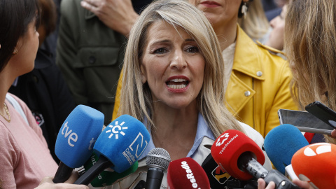 La vicepresidenta segunda del Gobierno y ministra de Trabajo, Yolanda Díaz, conversa con los periodistas al inicio de la manifestación del Primero de Mayo en Madrid, que este año lleva por lema "Proteger lo conquistado, ganar futuro".