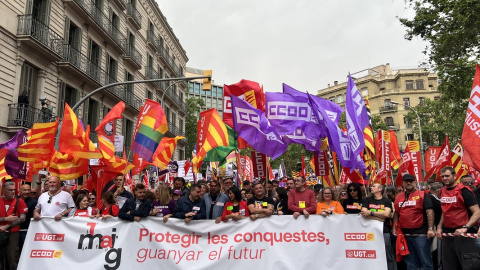 Imatge de la capçalera de la manifestació del Primer de Maig convocada per UGT i CCOO aquest dimecres a Barcelona.