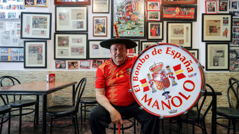 eac8c2d7fa963691eb3c0975ec38260de702166e Fotografía de archivo, tomada en Valencia el 2/08/2018, de Manuel Cáceres Artesero, seguidor de la selección de fútbol conocido como Manolo 'el del Bombo', que ha fallecido este jueves. EFE/Archivo/Manuel Bruque