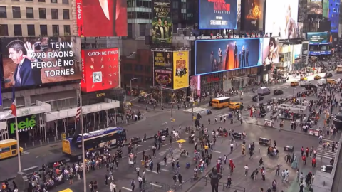 Mensaje de Compromís a Carlos Mazón en Times Square de Nueva York.