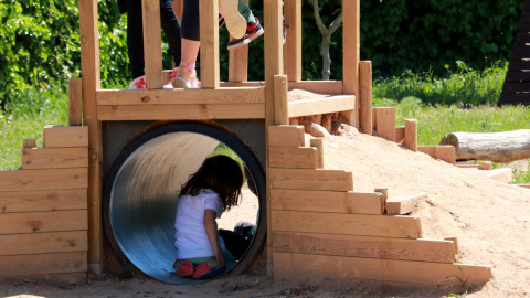 escola (1) Infants jugant al pati de l'escola.