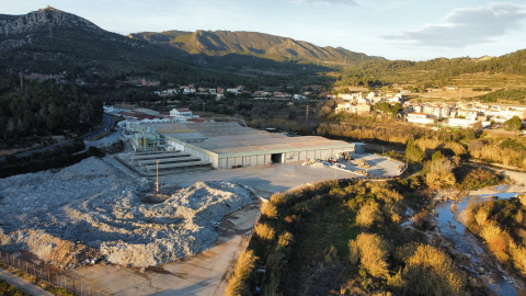 descarga Una montaña de residuos inunda las instalaciones de la papelera Iberboard Mill.