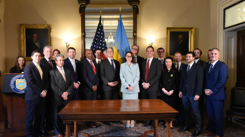 48a655163476ccf3c323b0f76f42b36c92fde02dw El secretario del Tesoro, Scott Bessant, y la ministra ucrania de Economía, Yulia Svyrydenko, tras firmar el acuerdo sobre la explotación de las tierras raras.