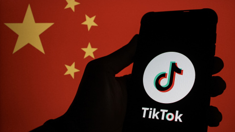 El logo de TikTok sobre la bandera de China. El logo de TikTok sobre la bandera de China.