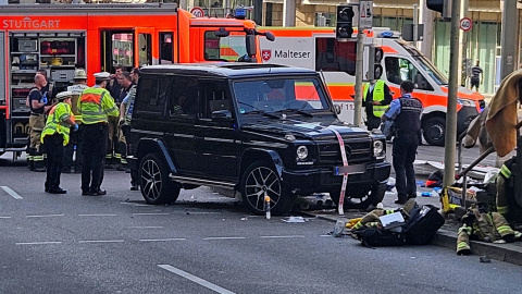 AFP__20250502__44BM39F__v1__HighRes__SeveralInjuredAsCarDrivesIntoCrowdInStuttgartEm La Policía en la escena del atropello.