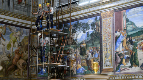 Trabajadores preparan la chimenea de la capilla sixtina para el conclave.