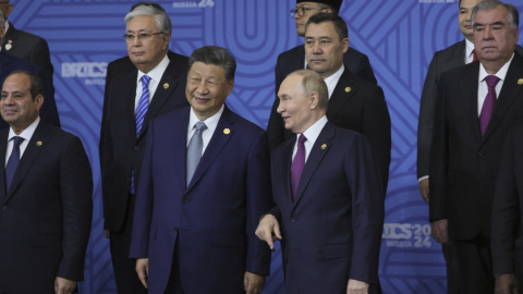 Vladimir Putin habla con Xi Jinping durante la reunión del BRICS el 24 de octubre de 2024. Vladimir Putin habla con Xi Jinping durante la reunión del BRICS el 24 de octubre de 2024.