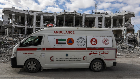 Imagen de archivo de una ambulancia frente a las ruinas del hospital Abu Yousef Al-Najjar, en Rafajh (sur de Gaza), destrozado en ataques israelíes el pasado 20 de enero de 2025. Imagen de archivo de una ambulancia frente a las ruinas del hospital Abu Yousef Al-Najjar, en Rafajh (sur de Gaza), destrozado en ataques israelíes el pasado 20 de enero de 2025.