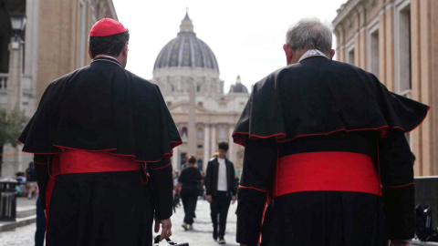 papas Varios cardenales caminan por la Via della Conciliazione, cerca del Vaticano, con la Basílica de San Pedro al fondo, en Roma, a 5 de mayo de 2025.