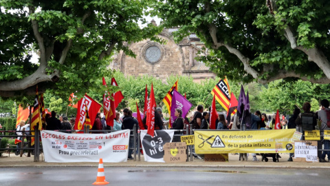 Concentració de treballadores d'escola bressol davant del Parlament.