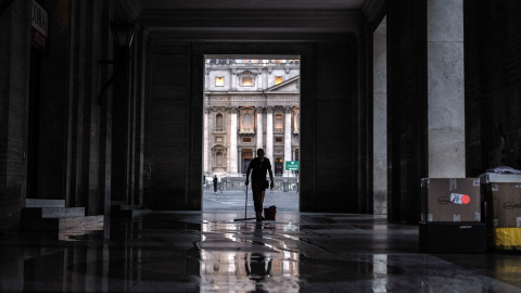EuropaPress_6699852_05_may_2025_vatican_vatican_city_man_cleans_in_front_of_st_peters_basilica Un trabajador enfrente de la basílica. 05/5/2025 ONLY FOR USE IN SPAIN