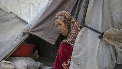Una mujer sentada en su refugio familiar, en Jabalia, norte de la Franja de Gaza, el 2 de mayo de 2025.