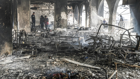 Imagen de archivo de los restos de una escuela que albergaba palestinos desplazados tras un bombardeo israelí, en Ciudad de Gaza, a 23 de abril de 2025.