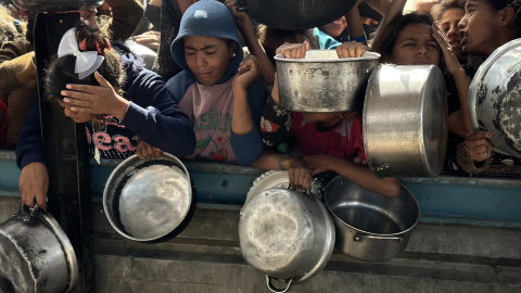 2 de mayo de 2025, Territorios Palestinos, Jan Yunis: Palestinos intentan recibir comidas calientes distribuidas por organizaciones benéficas en medio de los continuos ataques israelíes y el bloqueo total sobre Gaza. Foto: Doaa El-Baz / APA Images vía ZUM 2 de mayo de 2025, Territorios Palestinos, Jan Yunis: Palestinos intentan recibir comidas calientes distribuidas por organizaciones benéficas en medio de los continuos ataques israelíes y el bloqueo total sobre Gaza. Foto: Doaa El-Baz / APA Images vía ZUMA Press Wire / dpa