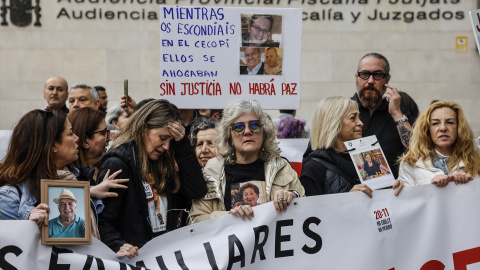 EuropaPress_6639108_familiares_victimas_dana_concentracion_inmediaciones_ciudad_justicia (Foto de ARCHIVO)Familiares de las víctimas de la DANA durante una concentración en las inmediaciones de la Ciudad de la Justicia de Valencia, donde han ido a declarar la exconsellera de Emergencias y el exsecretario del departamento, a 11 de abril de 2025, en Valencia, Comunidad Valenciana (España). La jueza acordó la citación de Pradas porque era la persona que el día de la riada tenía atribuida como máxima autoridad el proceso de adopción de medidas de autoprotección de la población y, respecto a Argüeso, por su "relevancia orgánica’’. Varias personas se han concentrado en las inmediaciones de la Ciudad de la Justicia para exigir justicia por las víctimas.Rober Solsona / Europa Press11 ABRIL 2025;DANA;RIADA;VICTIMAS;JUZGADOS;VALENCIA;JUICIO;CONDENA11/4/2025