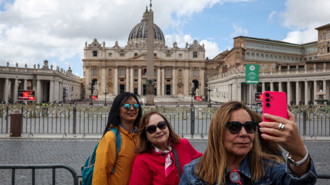 Unas turistas se hacen un selfi en la Plaza de San Pedro, del Vaticano, el primer día del cónclave que elegirá al nuevo papa. Unas turistas se hacen un selfi en la Plaza de San Pedro, del Vaticano, el primer día del cónclave que elegirá al nuevo papa.