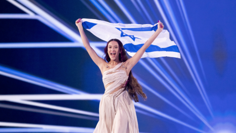 La cantante Edén Golan, representante de Israel en el festival de Eurovisión del año pasado, con la bandera de su país en un momento del certamen.