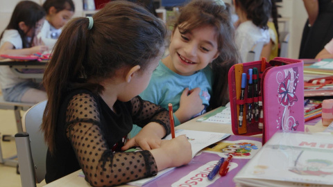 Dos las alumnas de la escuela del documental 'Nuestra querida profesora'.
