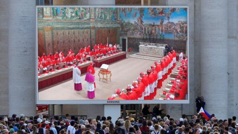La gente mira una pantalla en la Plaza de San Pedro que muestra a los cardenales en la Capilla Sixtina, el primer día del cónclave para elegir al próximo papa. La gente mira una pantalla en la Plaza de San Pedro que muestra a los cardenales en la Capilla Sixtina, el primer día del cónclave para elegir al próximo papa.