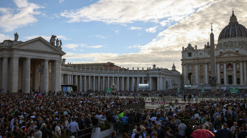 La gente espera en la Plaza de San Pedro en el Vaticano, el primer día del cónclave para elegir al nuevo papa. La gente espera en la Plaza de San Pedro en el Vaticano, el primer día del cónclave para elegir al nuevo papa.