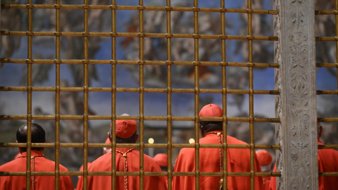 Los cardenales se reúnen antes del inicio del cónclave para elegir un nuevo papa en la Capilla Sixtina en la Ciudad del Vaticano, a 7 de mayo de 2025. Los cardenales se reúnen antes del inicio del cónclave para elegir un nuevo papa en la Capilla Sixtina en la Ciudad del Vaticano, a 7 de mayo de 2025.