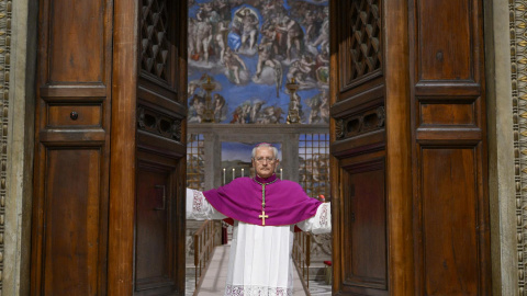 El maestro ceremoniero cierra las puertas antes del inicio del cónclave para elegir un nuevo papa en la Capilla Sixtina de la Ciudad del Vaticano, a 7 de mayo de 2025. El maestro ceremoniero cierra las puertas antes del inicio del cónclave para elegir un nuevo papa en la Capilla Sixtina de la Ciudad del Vaticano, a 7 de mayo de 2025.
