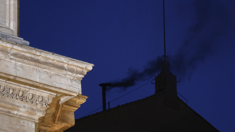 2025-05-07T190427Z_1104408530_RC27DEAAGRSD_RTRMADP_3_POPE-SUCCESSION De la chimenea de la Capilla Sixtina sale humo negro, lo que significa que no se ha tomado ninguna decisión para elegir nuevo papa.