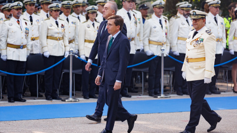 El alcalde de Madrid, José Luis Martínez-Almeida (centro), el jefe de la Policía Municipal de Madrid, Óskar de los Santos (derecha) y el director general de la Policía Municipal, Pablo Enrique Rodríguez (i) , durante el acto de conmemoración de la festividad de San Juan Bautista, patrón de la Policía Municipal, en el Paseo de Coches del parque de El Retiro, en Madrid, en junio de 2023.