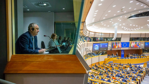 Un dels diferents intèrprets del Parlament Europeu durant una sessió del plenari a Brussel·les Un dels diferents intèrprets del Parlament Europeu durant una sessió del plenari a Brussel·les