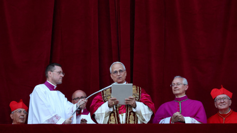 Imagen del recién elegido Papa León XIV, el cardenal Robert Prevost, durante el "Urbi et Orbi" desde el balcón de la Basílica de San Pedro (Vaticano), a 8 de mayo de 2025. Imagen del recién elegido Papa León XIV, el cardenal Robert Prevost, durante el "Urbi et Orbi" desde el balcón de la Basílica de San Pedro (Vaticano), a 8 de mayo de 2025.