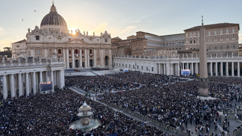 Los fieles se reúnen en la Plaza de San Pedro mientras es elegido el papa León XIV, el cardenal Robert Prevost de los Estados Unidos, en el Vaticano, a 8 de mayo de 2025.
