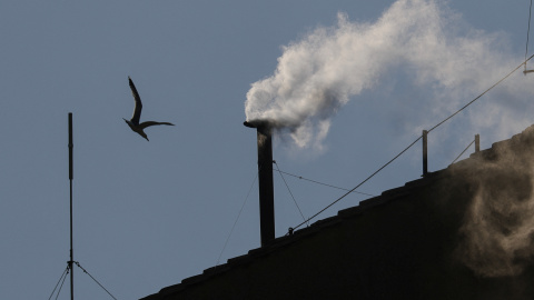 Sale humo blanco de la chimenea de la Capilla Sixtina, lo que indica que se ha elegido un nuevo papa en el Vaticano, el 8 de mayo de 2025.