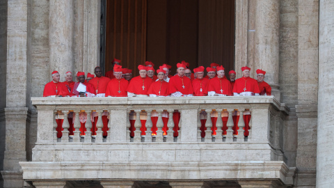 Los cardenales se encuentran en un balcón, después de que el cardenal estadounidense Robert Prevost fuera elegido papa León XIV por el cónclave, en el Vaticano, a 8 de mayo de 2025.