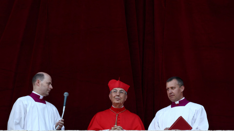 El cardenal protodiácono Dominique Mamberti anuncia que el cardenal estadounidense Robert Prevost ha sido elegido por el cónclave como nuevo papa, con el nombre de Papa León XIV, en el Vaticano, a 8 de mayo de 2025.