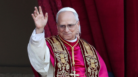 El recién elegido papa León XIV, el cardenal Robert Prevost de los Estados Unidos, aparece en el balcón de la Basílica de San Pedro en el Vaticano, a 8 de mayo de 2025.