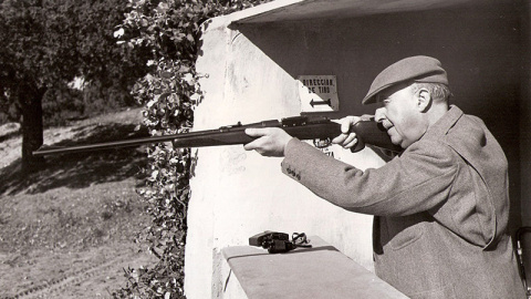 Franco caza Francisco Franco, en El Pardo, fotografiado por José Demaría Vázquez en 1961.