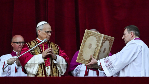El recién elegido papa León XIV, el cardenal Robert Prevost de los Estados Unidos, pronuncia el mensaje 'Urbi et Orbi' desde el balcón de la Basílica de San Pedro, en el Vaticano, a 8 de mayo de 2025.