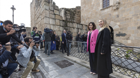 La presidenta de la Junta de Extremadura, María Guardiola, se reúne con la presidenta de la Comunidad de Madrid, Isabel Díaz Ayuso, en la primera jornada de su viaje institucional a Extremadura, en la Presidencia del Ejecutivo regional, a 24 de febrero24/2/2025