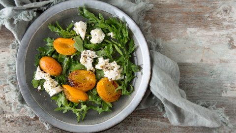 Ensalada de albaricoque y queso fresco. Ensalada de albaricoque y queso fresco.